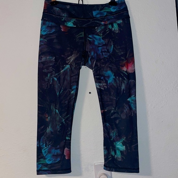 LUCY Pants - LUCY Size Small Studio Hatha Capri Leggings Black floral
